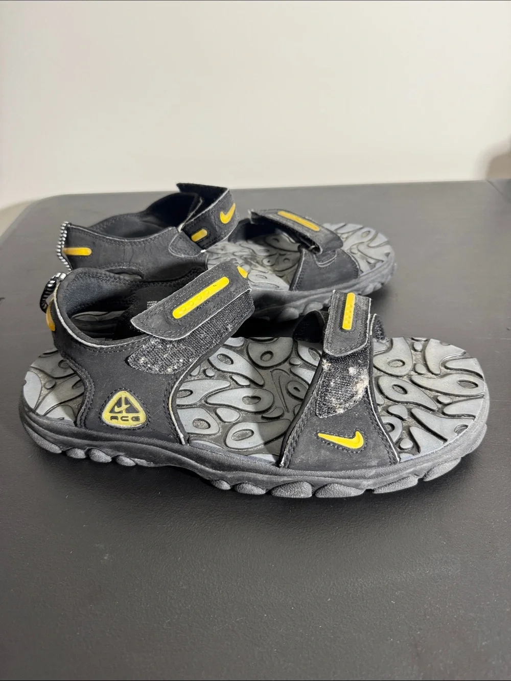 Nike ACG mens 11 black yellow strap outdoor sandal shoes EUC